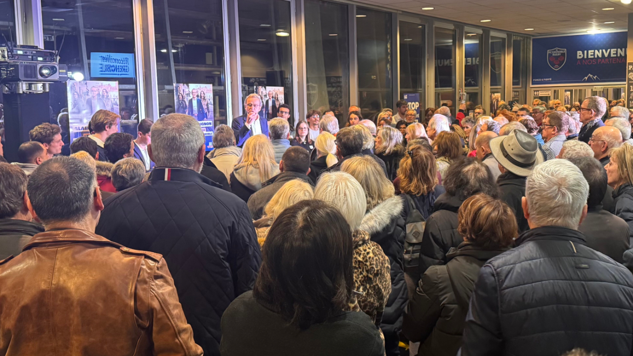 Municipales à Grenoble : Alain Carignon rassemble 1200 personnes au Stade des Alpes