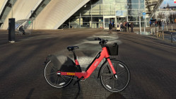 &Agrave; Grenoble, les v&eacute;los Voi partag&eacute;s et &eacute;quip&eacute;s de porte-skis et de si&egrave;ges b&eacute;b&eacute; pour faciliter tous les trajets