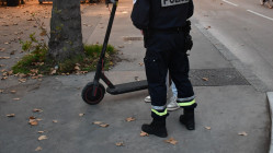 Voiron : un adolescent lance sa trottinette sur un policier, son p&egrave;re d&eacute;barque au commissariat pour r&eacute;cup&eacute;rer l'engin
