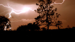 Orages violents en Isère : vigilance orange ce jeudi, jusqu’à 100 mm de pluie attendus Orages violents en Isère : vigilance orange ce jeudi, jusqu’à 100 mm de pluie attendus