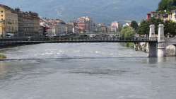 Baignade dans l&rsquo;Is&egrave;re &agrave; Grenoble report&eacute;e : l'opposition d&eacute;nonce un "coup de communication qui tombe &agrave; l&rsquo;eau"