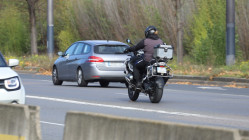 Accident mortel sur la RN 85 : un motard percute une glissière de sécurité