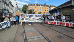 "Ne touchez plus à Grenoble" : commerçants et habitants en colère bloquent le tramway 30 minutes