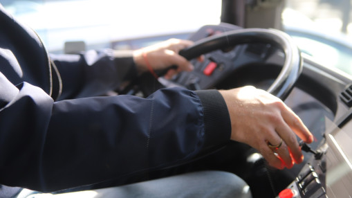 Pr&egrave;s de Grenoble : un chauffeur de car condamn&eacute; pour avoir embrass&eacute; une coll&eacute;gienne qui se confiait &agrave; lui
