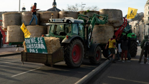 Blocage de l&rsquo;A51 pr&egrave;s de Grenoble : la mobilisation des agriculteurs se poursuit au Col du Fau