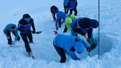 Avalanche &agrave; Chamrousse : un skieur gri&egrave;vement touch&eacute; lors d&rsquo;une descente hors domaine