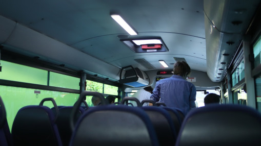 Une ado tu&eacute;e par la soute ouverte d&rsquo;un bus, son p&egrave;re r&eacute;clame des mesures urgentes de s&eacute;curit&eacute;