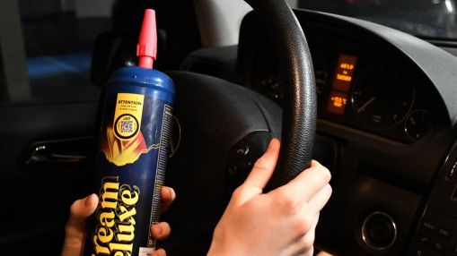 A Grenoble, la course-poursuite se transforme en Mario Kart dangereux : un couple jette des bonbonnes de protoxyde d'azote sur la police