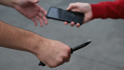 Grenoble : des adolescents le menacent au couteau et au lance-pierre, il leur donne du cannabis pour capituler Grenoble : des adolescents le menacent au couteau et au lance-pierre, il leur donne du cannabis pour capituler