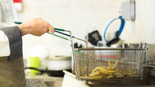 Grenoble : une femme gri&egrave;vement br&ucirc;l&eacute;e apr&egrave;s avoir jet&eacute; de l&rsquo;eau sur une friteuse en feu