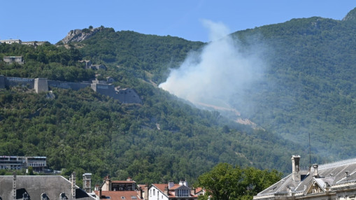 Grenoble : un incendie de v&eacute;g&eacute;tation sur les flancs de la Bastille, le site &eacute;vacu&eacute;