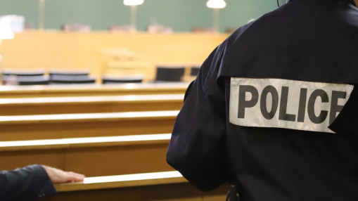 Soupçonnant une infidélité, il agresse sa compagne sous les yeux de leur bébé à Echirolles : dix mois de prison Soupçonnant une infidélité, il agresse sa compagne sous les yeux de leur bébé à Echirolles : dix mois de prison