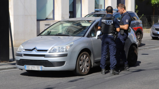 Grenoble : contrôlé avec un faux passeport, un ancien footballeur condamné Grenoble : contrôlé avec un faux passeport, un ancien footballeur condamné