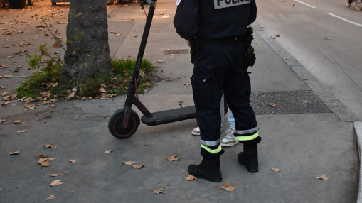 Voiron : un adolescent lance sa trottinette sur un policier, son p&egrave;re d&eacute;barque au commissariat pour r&eacute;cup&eacute;rer l'engin