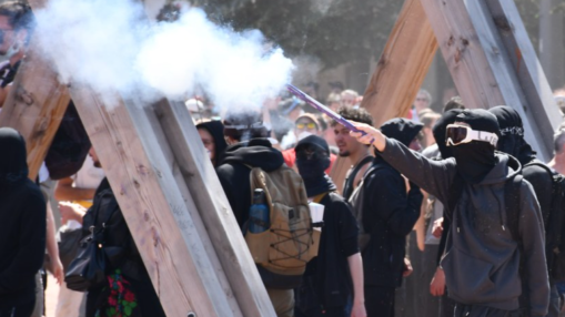 Blocages de lycées en Isère : quatre interpellations, des tirs de mortiers et des poubelles incendiées Blocages de lycées en Isère : quatre interpellations, des tirs de mortiers et des poubelles incendiées
