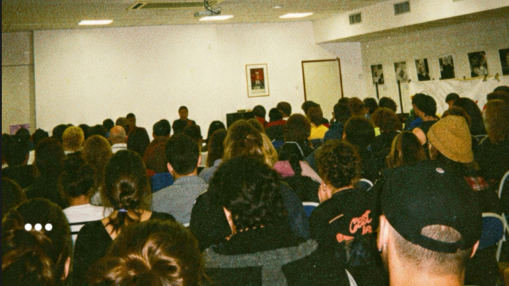 Grenoble : priv&eacute; de salle, Young Struggle r&eacute;unit une centaine de personnes au PCF avant la manifestation de samedi