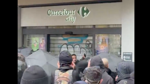 Grenoble : il brandit une arme pour empêcher des casseurs d'entrer dans un Carrefour City Grenoble : il brandit une arme pour empêcher des casseurs d'entrer dans un Carrefour City