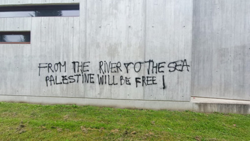 "SCPO l'ouverture au monde s'arrête à Gaza" : un élève de Sciences Po Grenoble exclu après une banderole pro-palestinienne