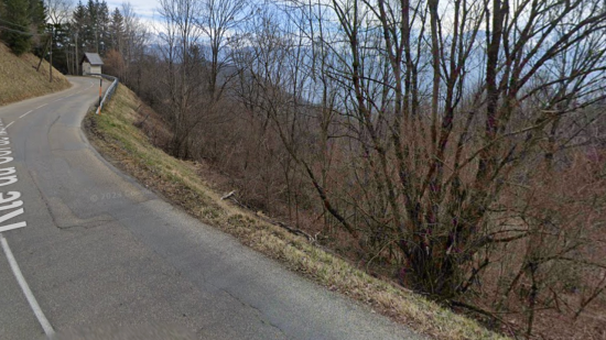 Près de Grenoble : il sort indemne d'une chute de 10 mètres en voiture