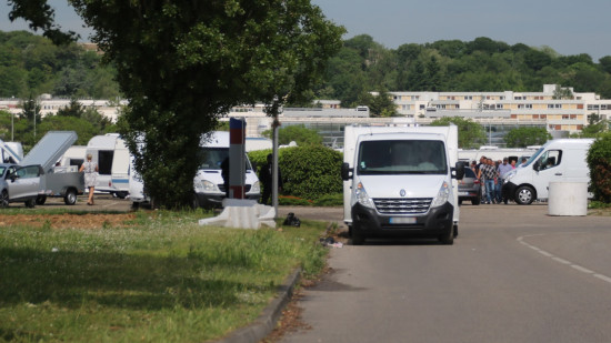 Des tirs déclenchent une intervention de police dans un camp de gens du voyage à Grenoble Des tirs déclenchent une intervention de police dans un camp de gens du voyage à Grenoble