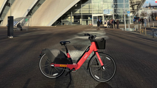 &Agrave; Grenoble, les v&eacute;los Voi partag&eacute;s et &eacute;quip&eacute;s de porte-skis et de si&egrave;ges b&eacute;b&eacute; pour faciliter tous les trajets