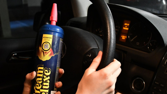 A Grenoble, la course-poursuite se transforme en Mario Kart dangereux : un couple jette des bonbonnes de protoxyde d'azote sur la police