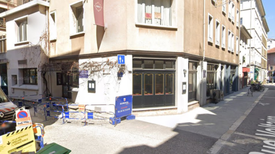 Grenoble : un homme incendie la fa&ccedil;ade d&rsquo;un restaurant en pleine nuit