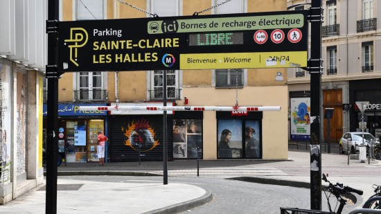La recharge des voitures &eacute;lectriques va co&ucirc;ter moins cher dans les parkings grenoblois