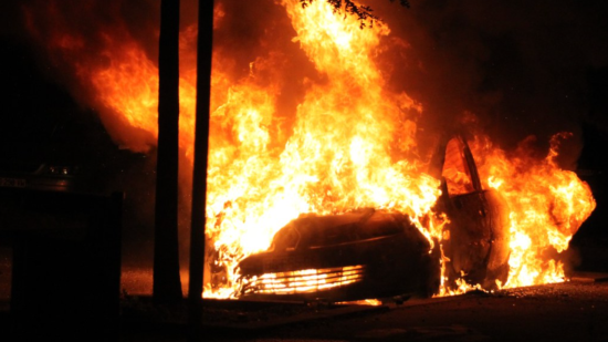 Quatre hommes cagoul&eacute;s l&rsquo;agressent &agrave; coups de crosse et incendient sa voiture en plein centre-ville de Grenoble