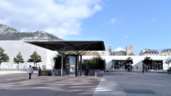 Grenoble : un car de militants RN attaqu&eacute; avant le d&eacute;part pour le congr&egrave;s d&rsquo;Orl&eacute;ans