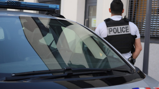 Coups de feu, sabre et vol de trottinette à Grenoble : situation confuse place Saint-Bruno, un policier blessé Coups de feu, sabre et vol de trottinette à Grenoble : situation confuse place Saint-Bruno, un policier blessé