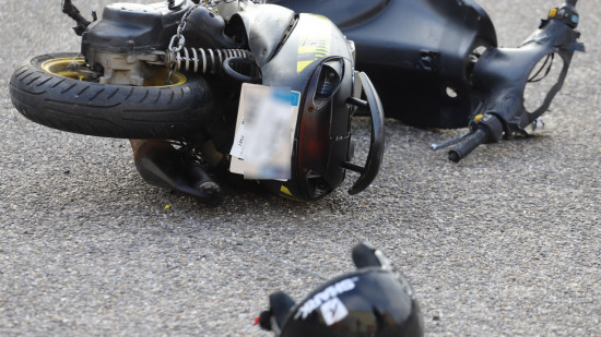 Échirolles :  deux jeunes grièvement blessés dans une collision entre une voiture et un scooter Échirolles :  deux jeunes grièvement blessés dans une collision entre une voiture et un scooter