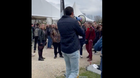 Foire de Beaucroissant : des insoumis tentent de rejoindre Marine Le Pen, le service d’ordre les bouscule Foire de Beaucroissant : des insoumis tentent de rejoindre Marine Le Pen, le service d’ordre les bouscule