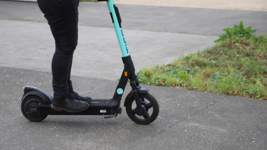 Grenoble : à quatre avec un pistolet, ils volent une trottinette Grenoble : à quatre avec un pistolet, ils volent une trottinette