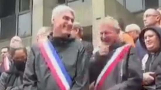 Grenoble : deux élus surpris en train de rire avant l'hommage à Lilian Dejean Grenoble : deux élus surpris en train de rire avant l'hommage à Lilian Dejean