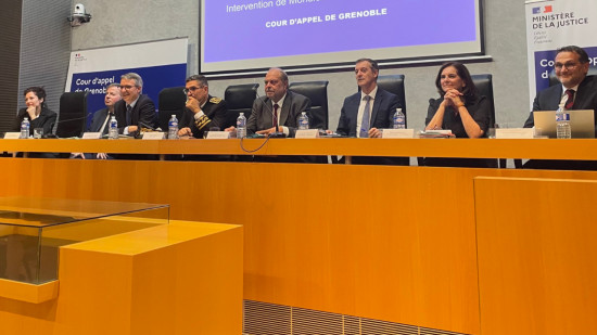 Grenoble : Eric Dupond-Moretti chahuté par les greffiers en colère Grenoble : Eric Dupond-Moretti chahuté par les greffiers en colère