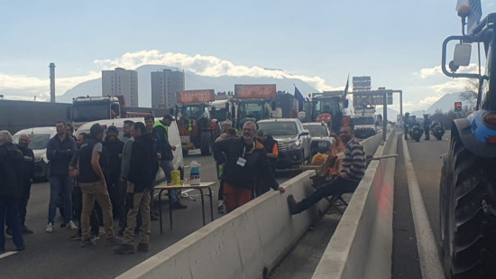 Grenoble : l'A480 rouvre après 9 jours de blocage par les agriculteurs Grenoble : l'A480 rouvre après 9 jours de blocage par les agriculteurs