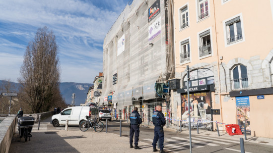 Grenoble : l'immeuble menace de s'effondrer, la circulation interdite Grenoble : l'immeuble menace de s'effondrer, la circulation interdite