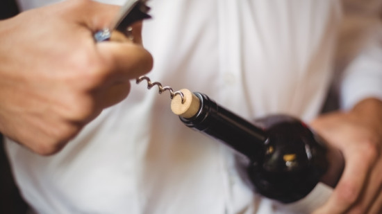 Grenoble : la soirée dégénère, un homme blessé au cou avec un tire-bouchon