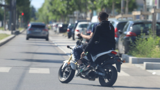 Grenoble : le rodéo urbain se termine très mal, ils percutent deux personnes à moto Grenoble : le rodéo urbain se termine très mal, ils percutent deux personnes à moto