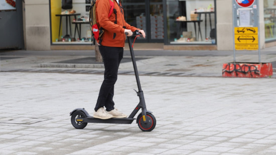 Grenoble : le trottinettiste percute de plein fouet une portière qui s'ouvre devant lui Grenoble : le trottinettiste percute de plein fouet une portière qui s'ouvre devant lui