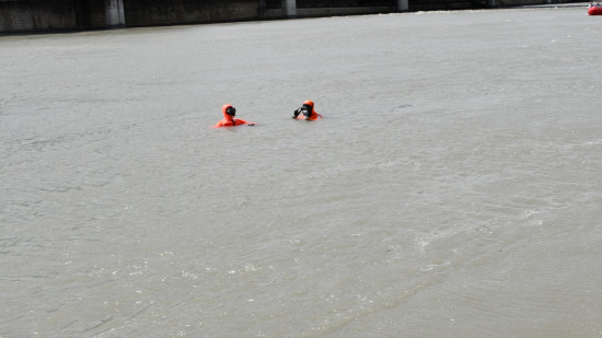 Grenoble : une adolescente saute dans l’Isère, deux policiers lui sauvent la vie Grenoble : une adolescente saute dans l’Isère, deux policiers lui sauvent la vie