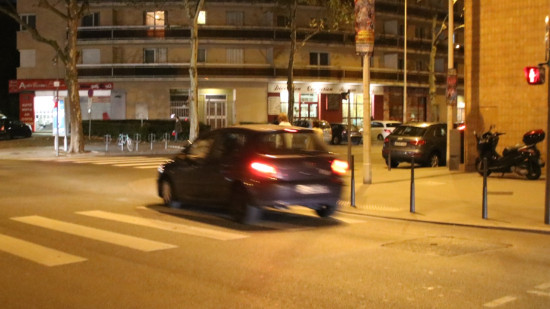 Près de Grenoble : elle patiente au feu rouge, sa voiture prend une balle perdue