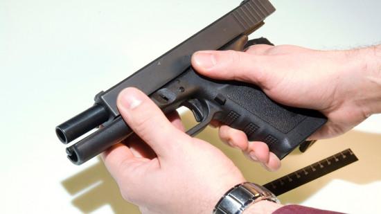 Près de Grenoble : elle se filme avec des armes de poing puis nie leur existence