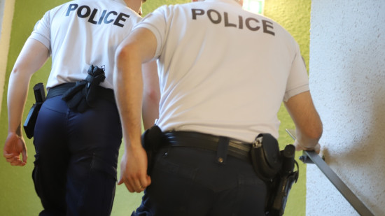 Près de Grenoble : les policiers interviennent pour une balle perdue, ils tombent sur une arme et de la drogue