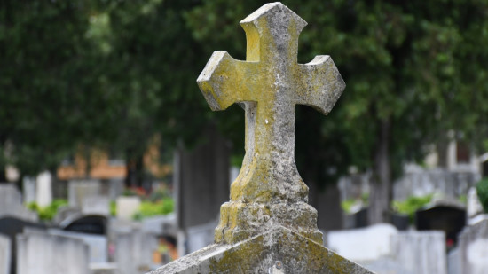 Près de Grenoble : une cinquantaine de tombes dégradées par un jeune homme