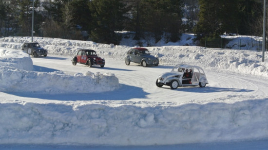 Près de Grenoble : une course de 2CV sur la glace !