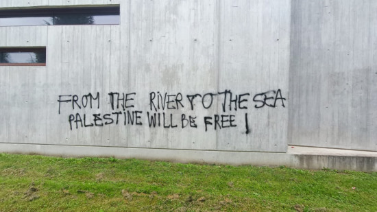 "SCPO l'ouverture au monde s'arrête à Gaza" : un élève de Sciences Po Grenoble exclu après une banderole pro-palestinienne "SCPO l'ouverture au monde s'arrête à Gaza" : un élève de Sciences Po Grenoble exclu après une banderole pro-palestinienne