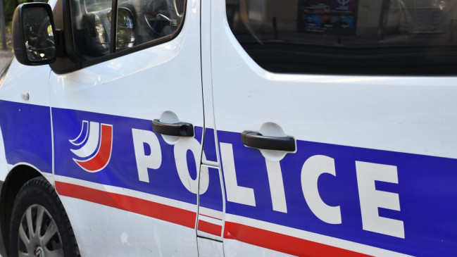 Violences &agrave; Grenoble : un fourgon de police touch&eacute; par un tir &agrave; balle r&eacute;elle, le projectile a atteint le moteur