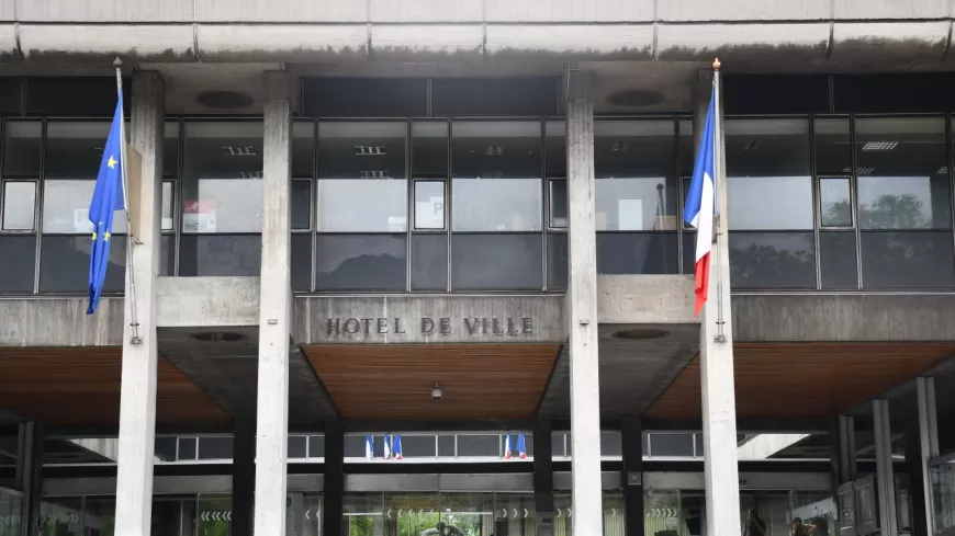 Grenoble : le SDF désemparé jette des pierres sur les vitres de la mairie